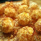 Sýrové kuličky v kokosu s chilli nitěmi